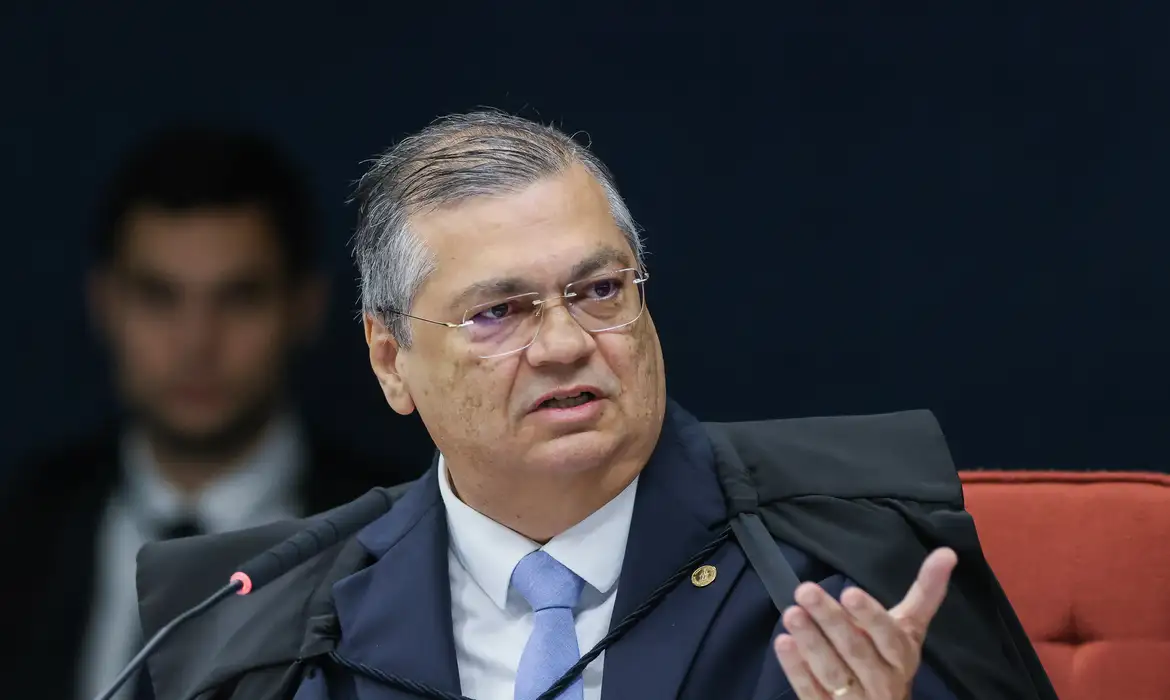 Dino suspende multa de R$ 1 milhão por dia contra professores do DF