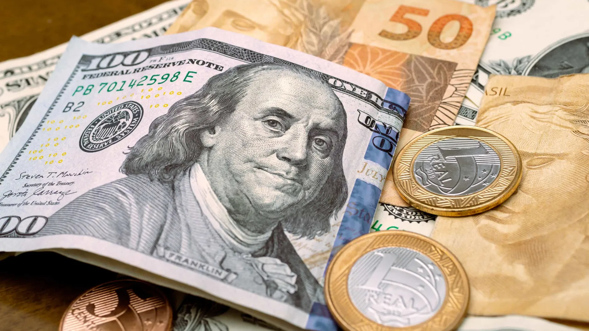 Dólar cai e Bolsa sobe diante de incertezas tarifárias dos EUA