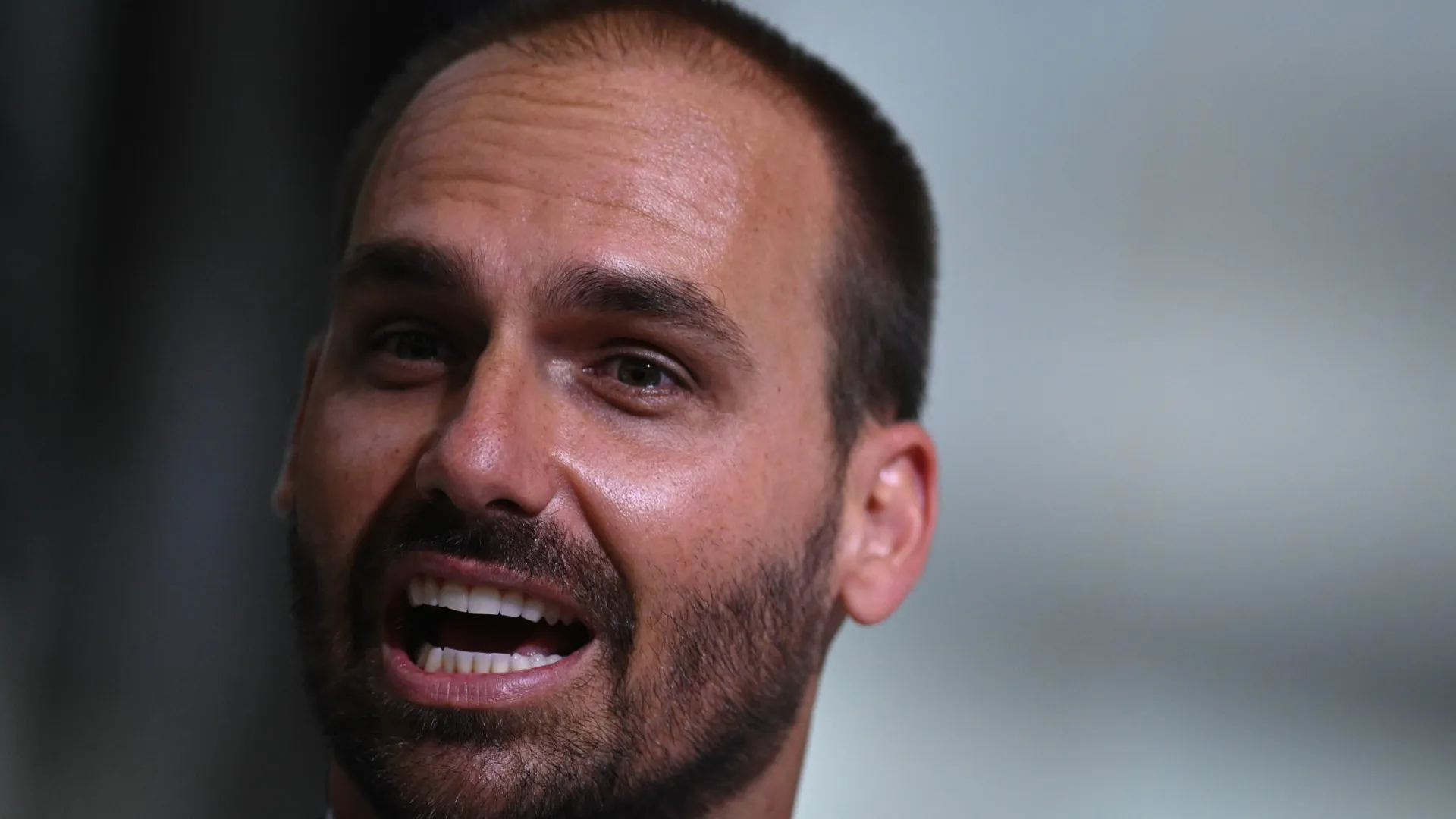 PF tenta localizar Eduardo Bolsonaro para intimá-lo, mas fica sem resposta