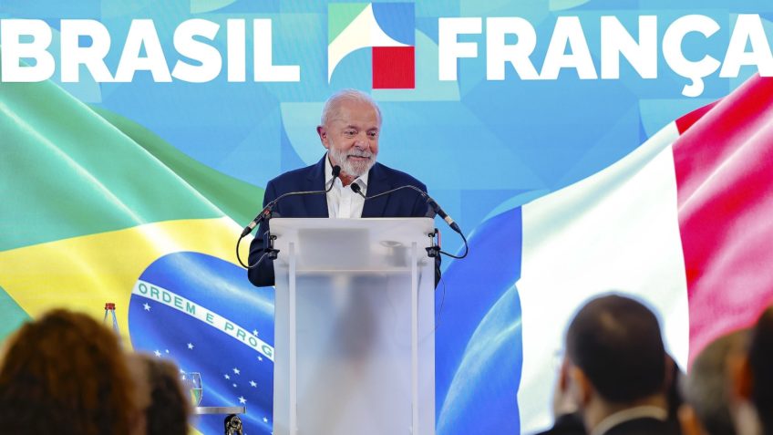 Estamos mal no futebol, mas na política estamos melhor, diz Lula