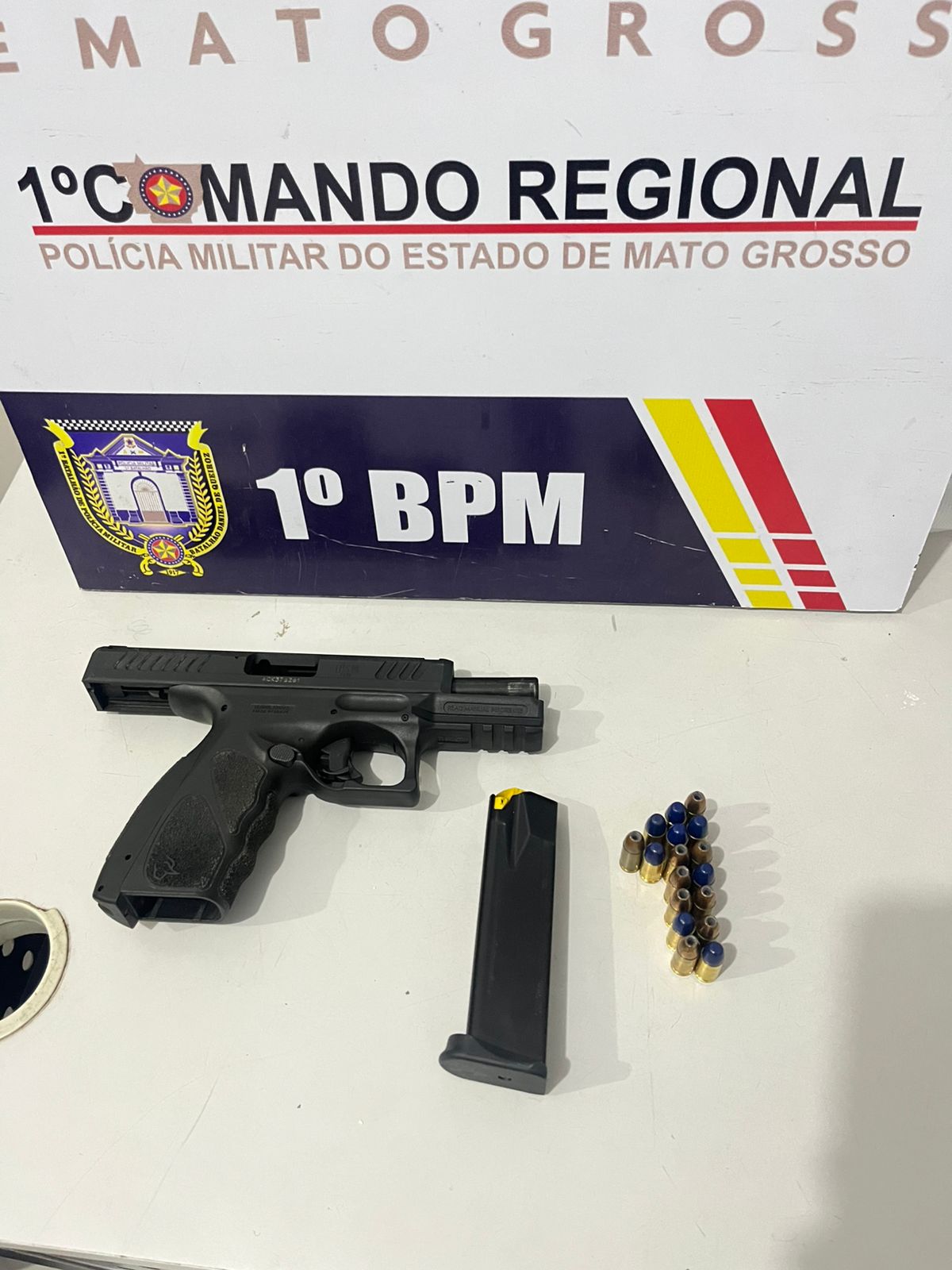Homem é preso pela Polícia Militar com pistola e munições em Cuiabá