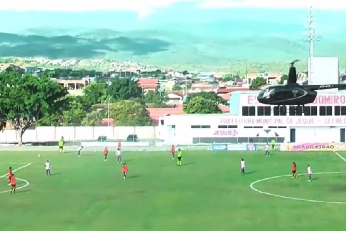 Vídeo: helicóptero invade gramado durante jogo do Brasileirão Feminino