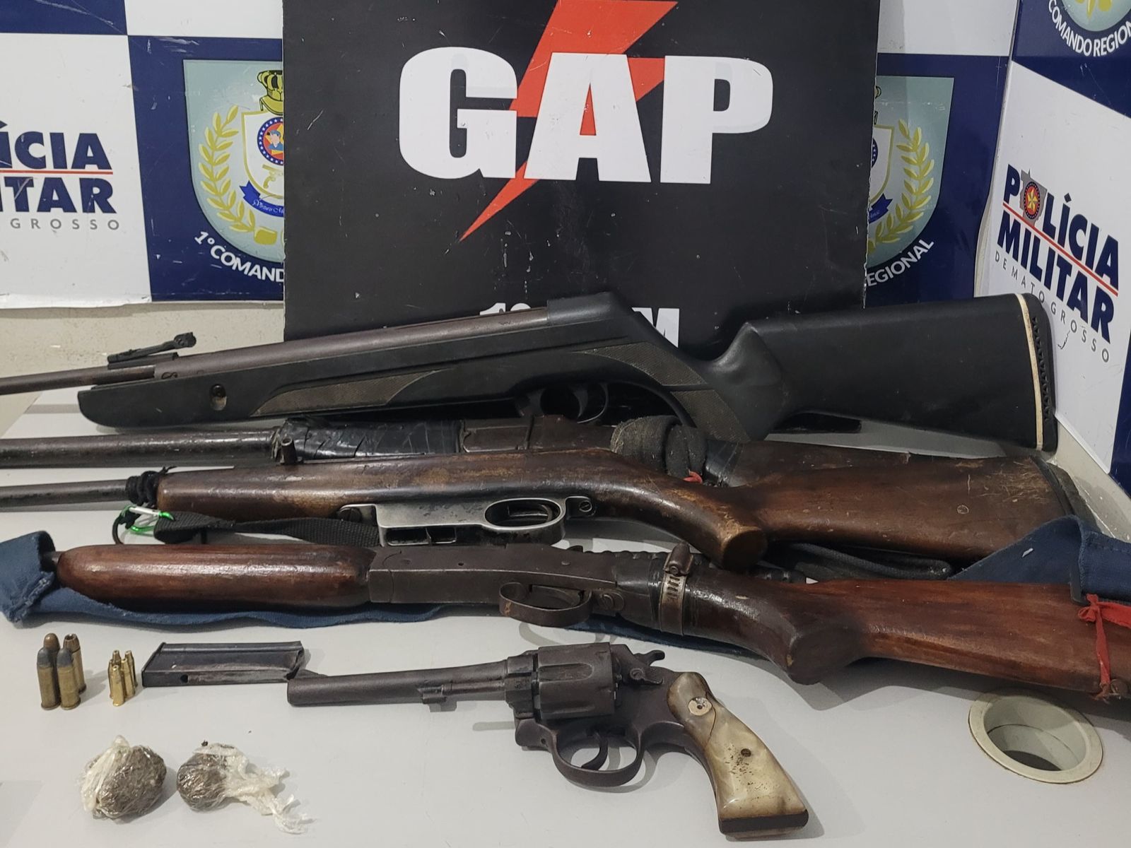 Faccionado que ameaçava moradores é preso pela PM com armas de fogo em Santo Antônio do Leverger
