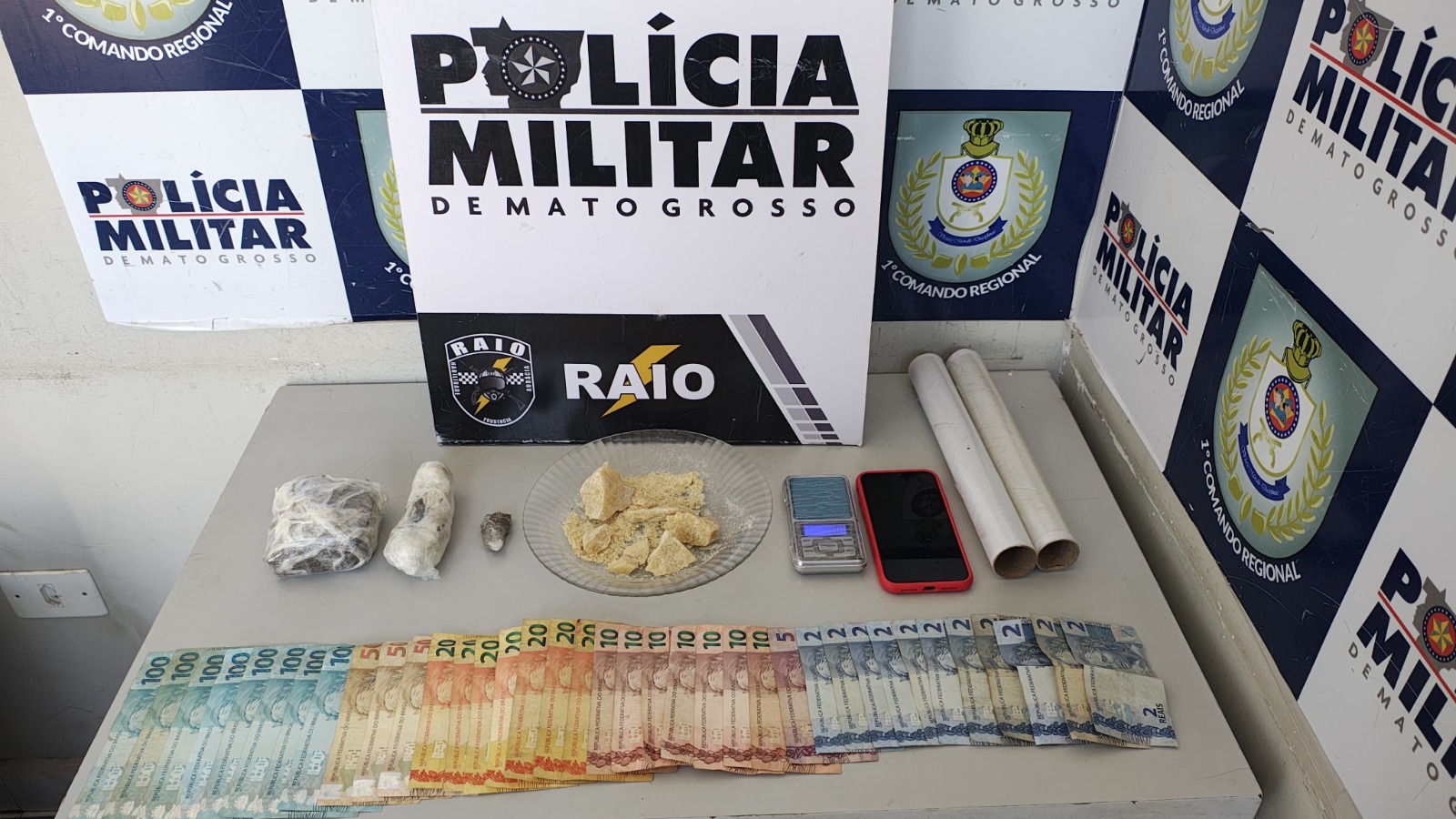 Companhia Raio prende três pessoas por tráfico e apreende 55 porções de drogas