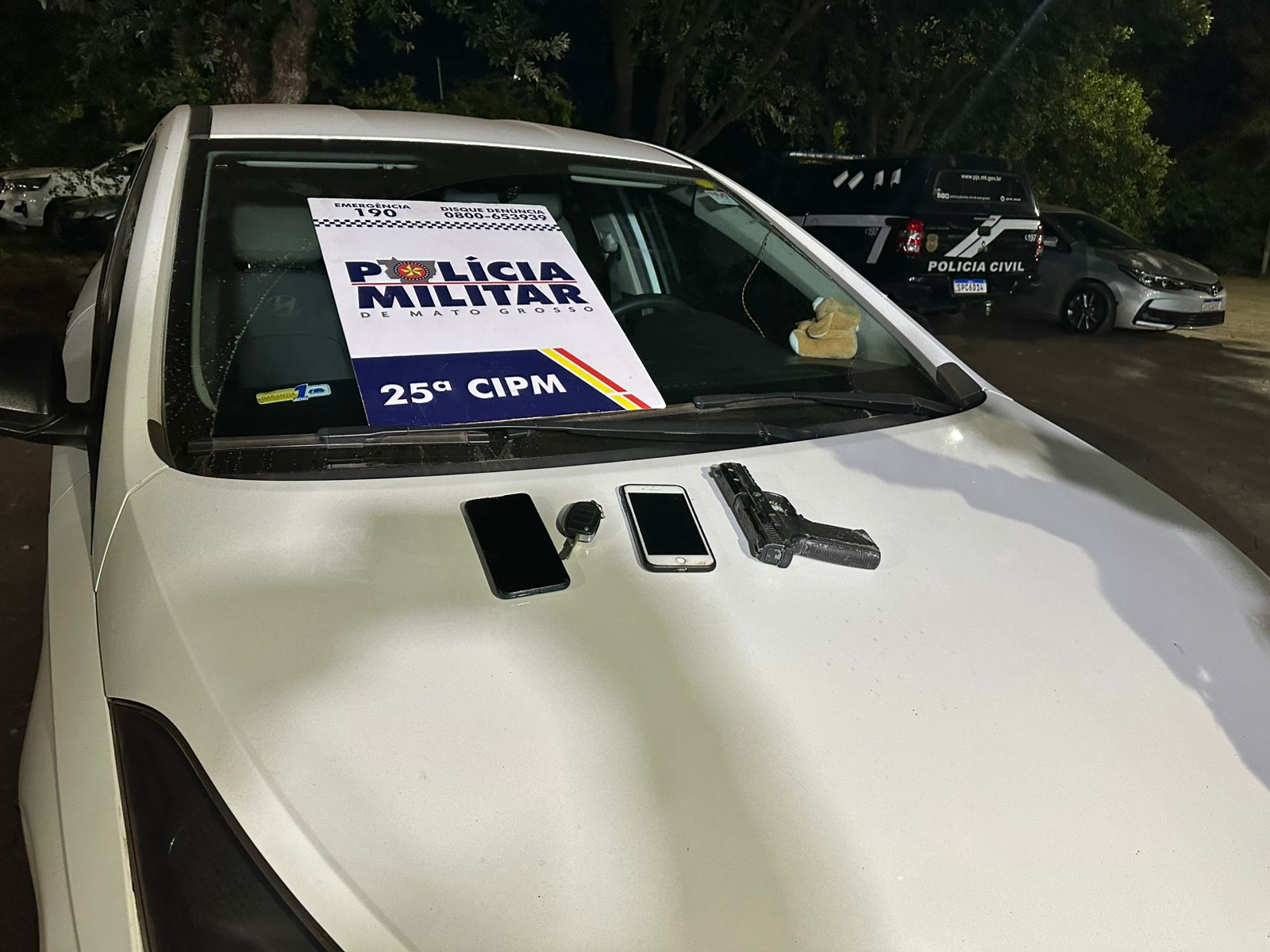 Polícia Militar recupera carro roubado, prende dupla em flagrante e apreende simulacro de arma