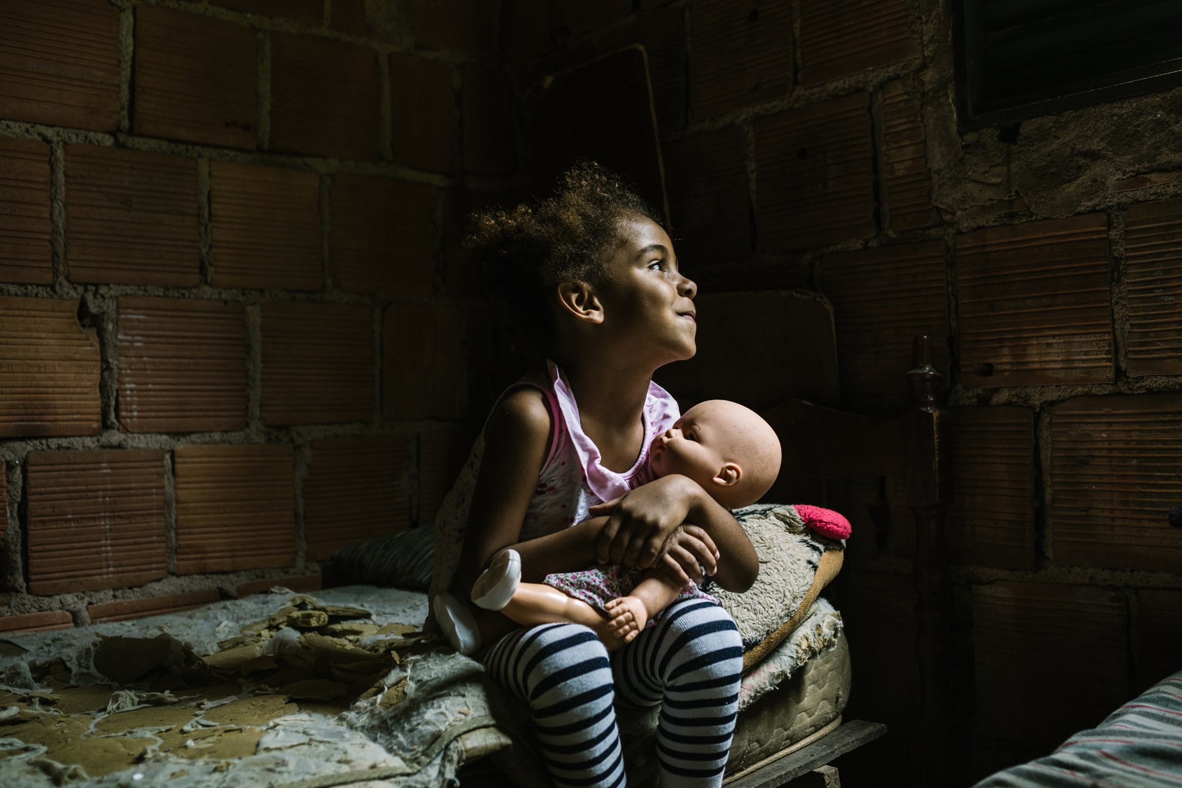 Crianças mais pobres envelhecem mais rápido, alerta estudo