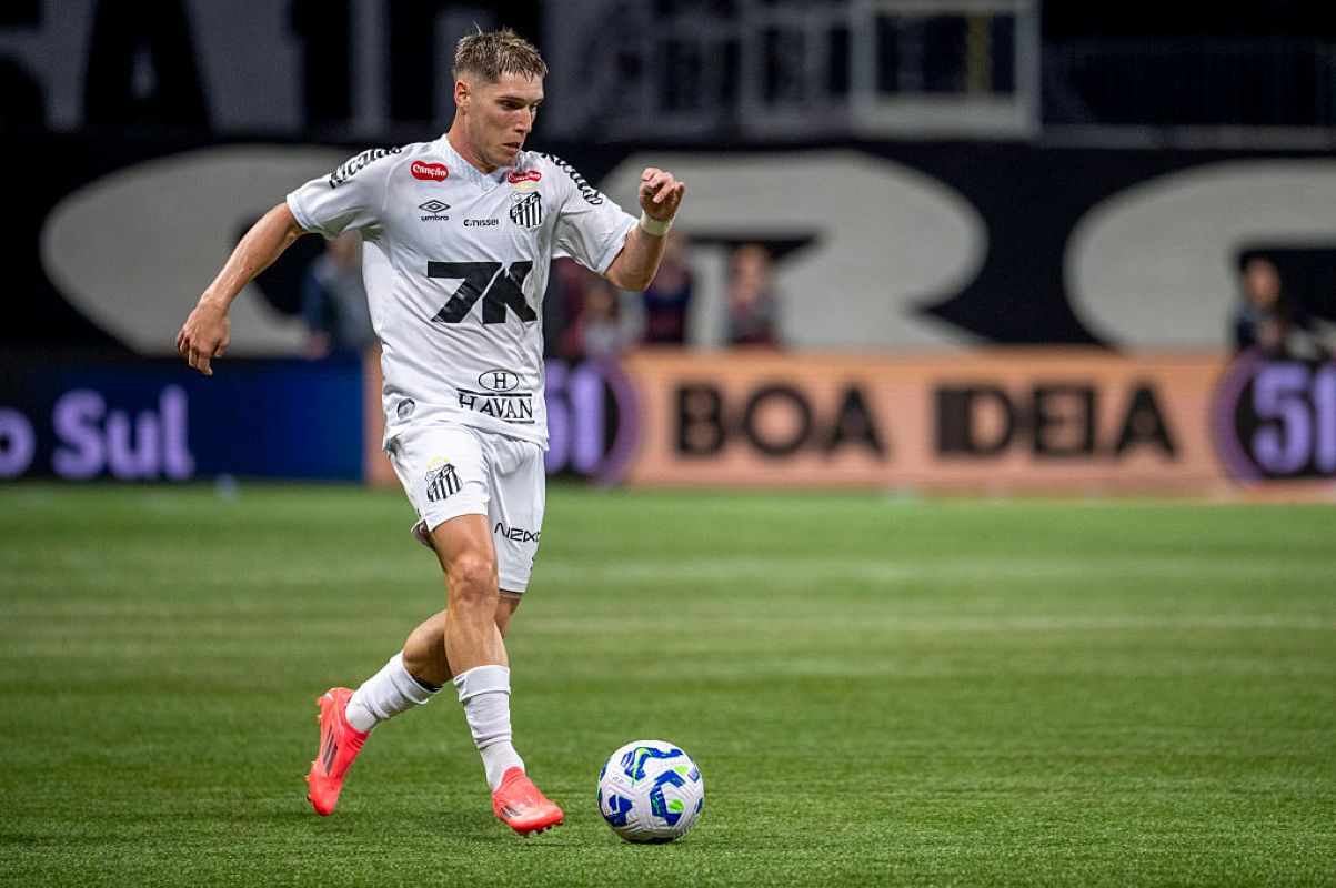 Com gol nos acréscimos, Santos vence Fortaleza e sai deixa o Z-4