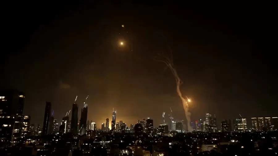 Irã lança ataque de retaliação com mísseis e deixa ao menos sete feridos em Israel