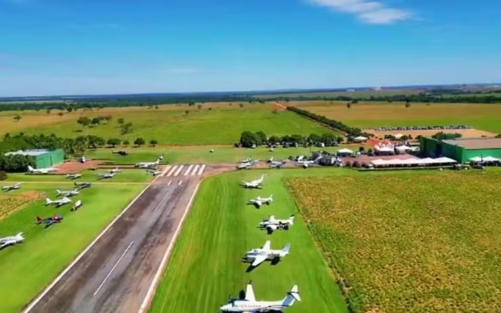 Imagem com mais de 20 aviões alinhados em pista de fazenda em Goiás chama atenção
