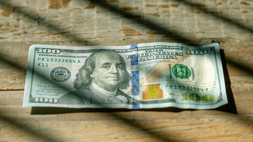 Dólar fecha abaixo de R$ 5,50 pela 1ª vez desde outubro