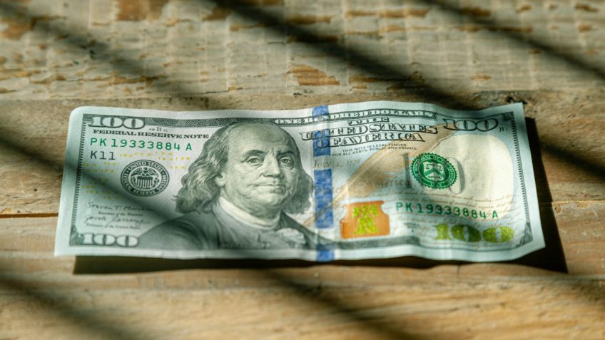 Dólar fecha abaixo de R$ 5,50 pela 1ª vez desde outubro