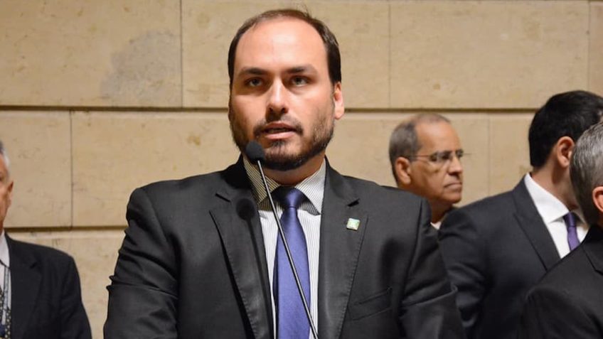 Vereador desde 2001, Carlos Bolsonaro cogita disputar outro cargo