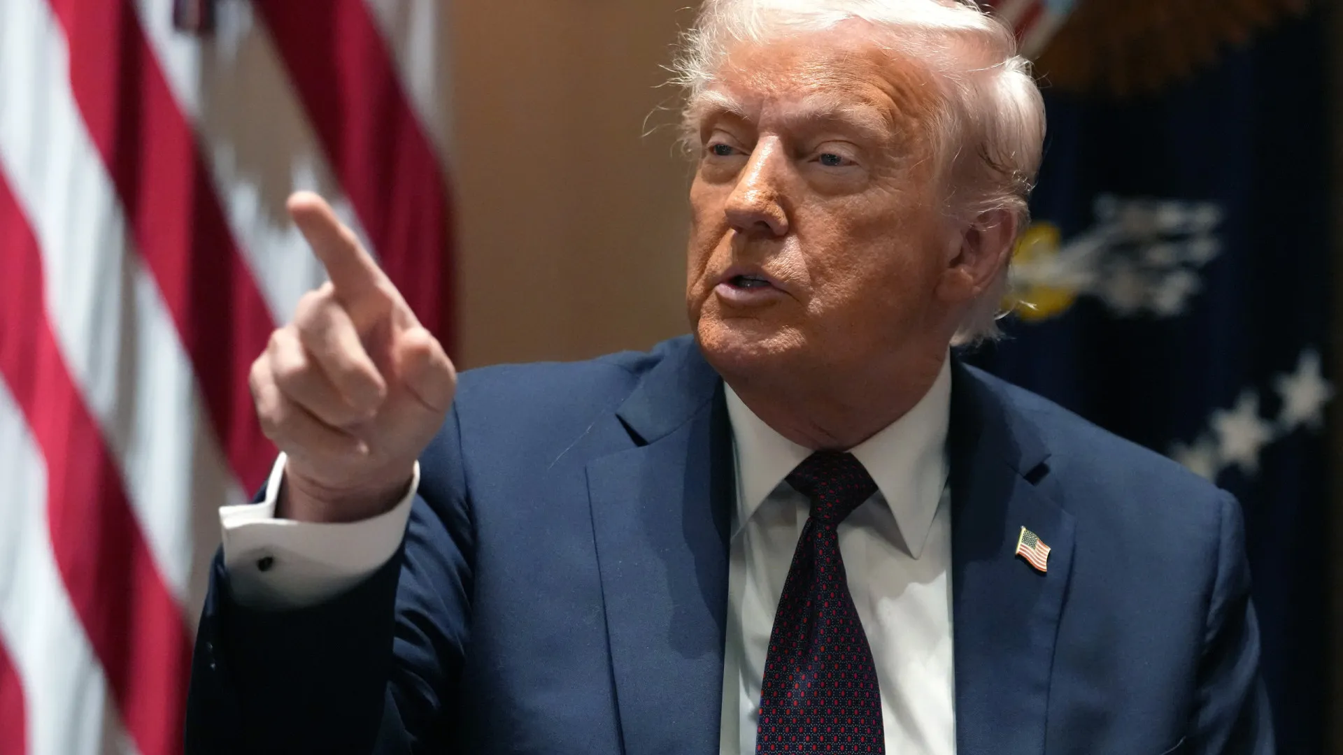Trump ordena novas operações anti-imigração em Los Angeles, Chicago e Nova York