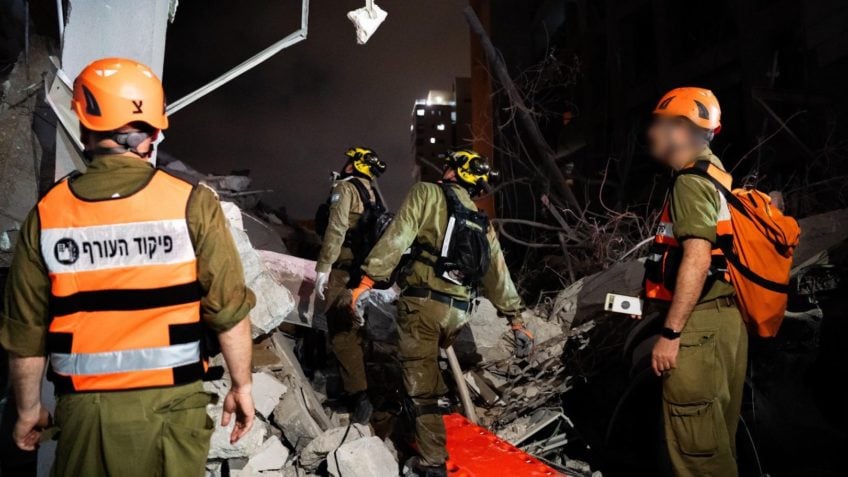 Israel e Irã trocam novos bombardeios no final do 4º dia de conflito