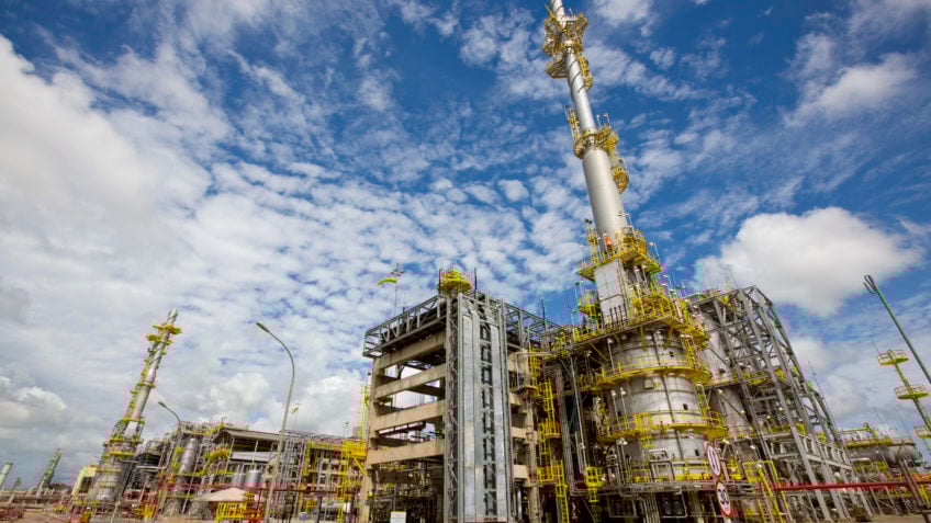 Petrobras assina contratos de R$ 4,9 bi para refinaria em PE