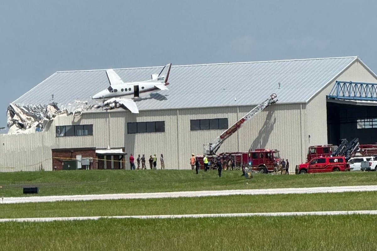 Dois ficam feridos após avião cair em telhado de hangar nos EUA