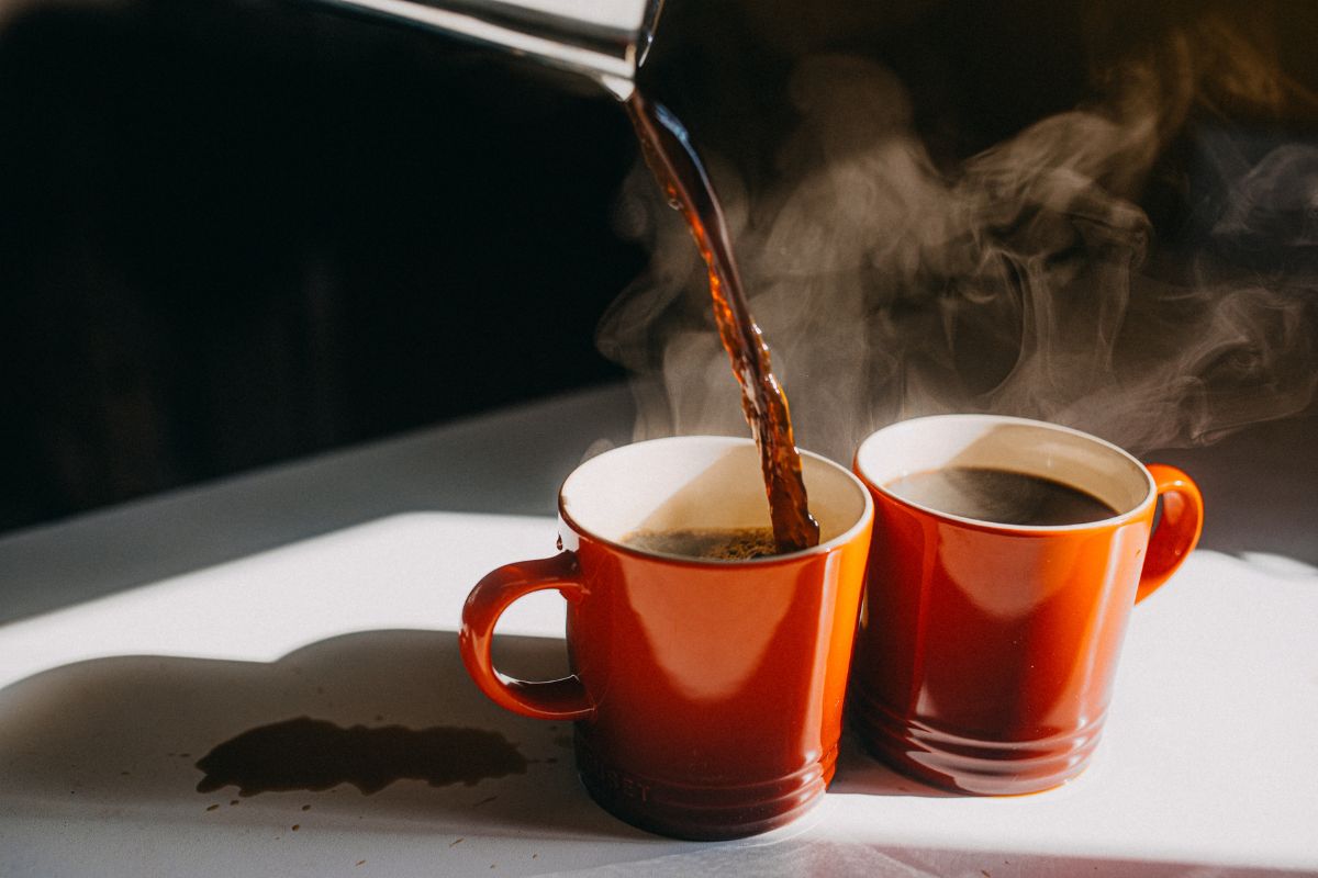 Entenda por que você não deve tomar café assim que acorda