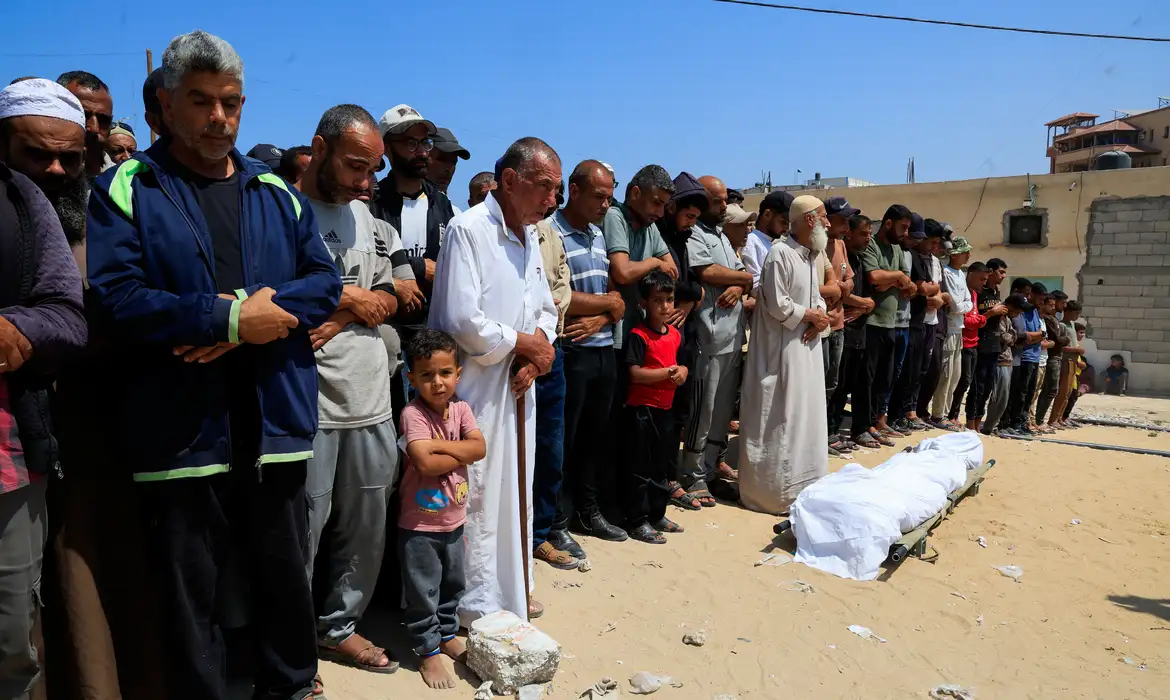 Gaza: disparos de tanques de Israel contra multidão faminta matam 51