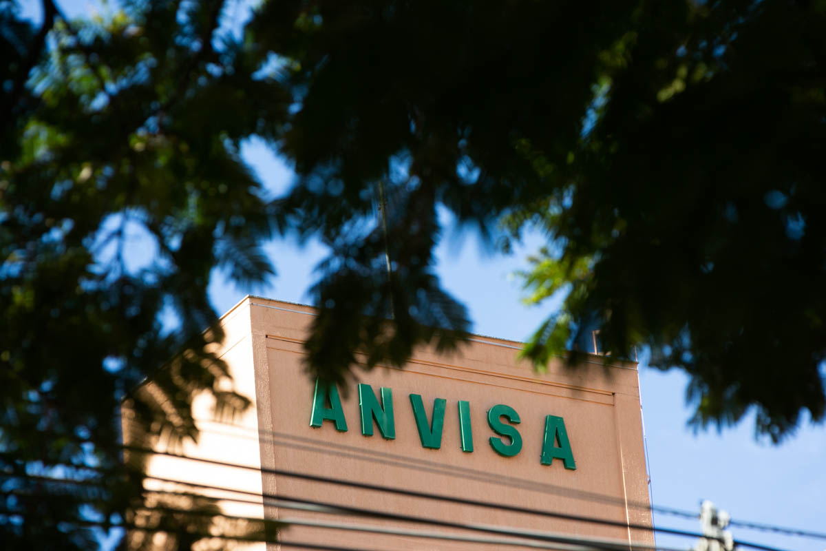 Anvisa faz novo alerta proibindo farmácias de manipular preenchedores