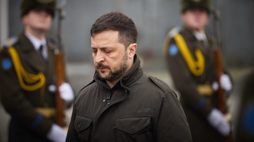 Mísseis russos matam 14 em Kiev e destroem prédio residencial