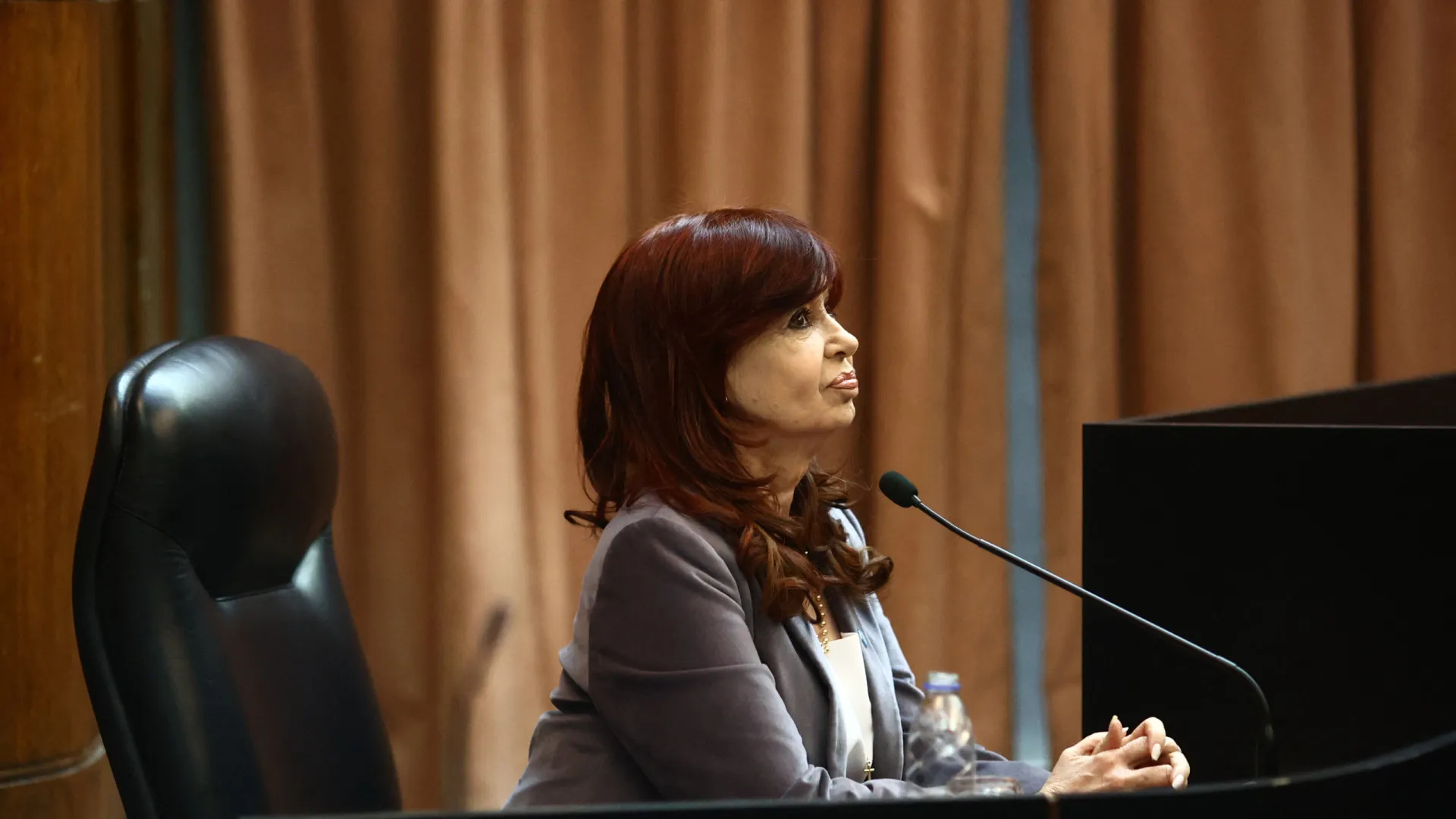 Justiça argentina concede prisão domiciliar para ex-presidente Cristina Kirchner