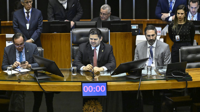 Alcolumbre dá 25 dias para governo negociar vetos adiados