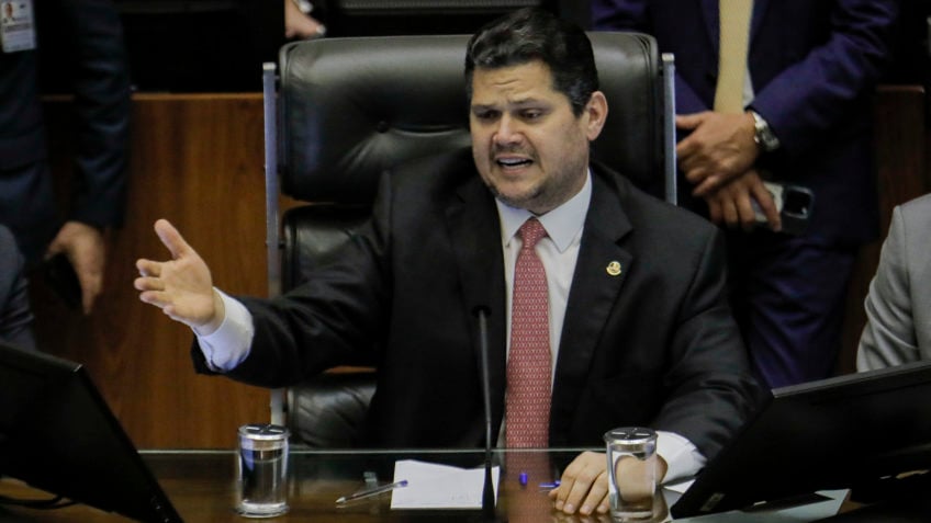 Alcolumbre lê requerimento e dá início à CPI do INSS