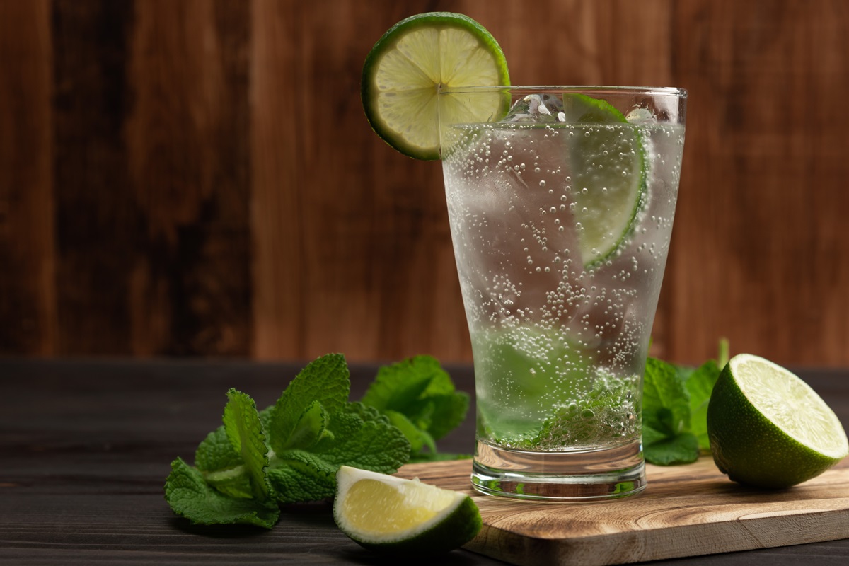 O que acontece com seu corpo se você só beber água com gás todo dia