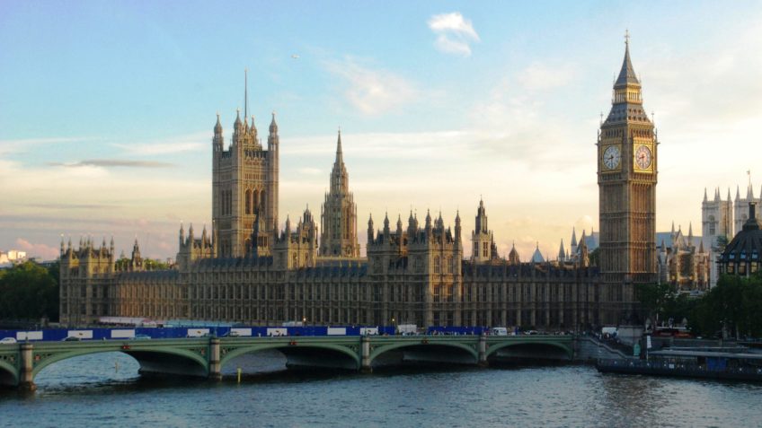 Parlamento britânico apoia descriminalização do aborto