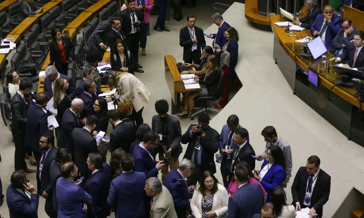 Congresso aprova usar emendas para salários de profissionais da saúde