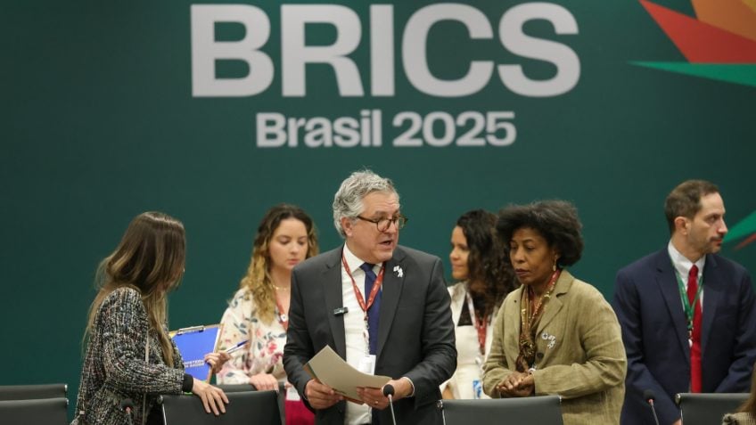 Padilha critica Trump e defende Brasil como polo de vacinas