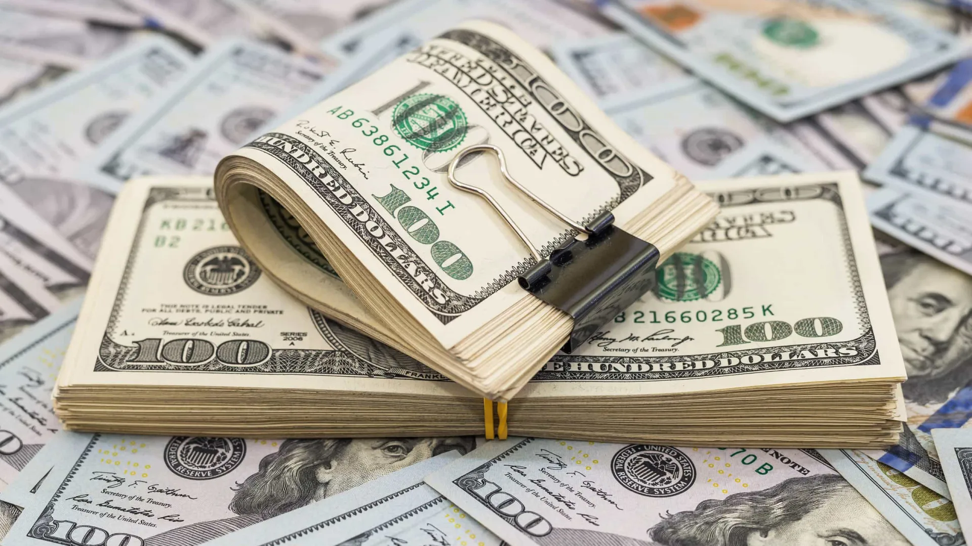Dólar fecha a R$ 5,49, e Bolsa cai com escalada de tensão no Oriente Médio