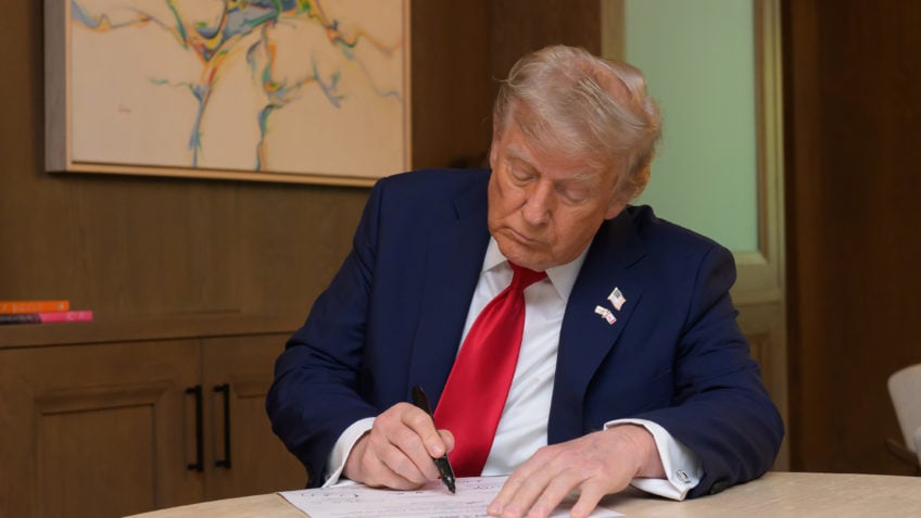 Ausência de Trump expõe enfraquecimento do G7, diz especialista