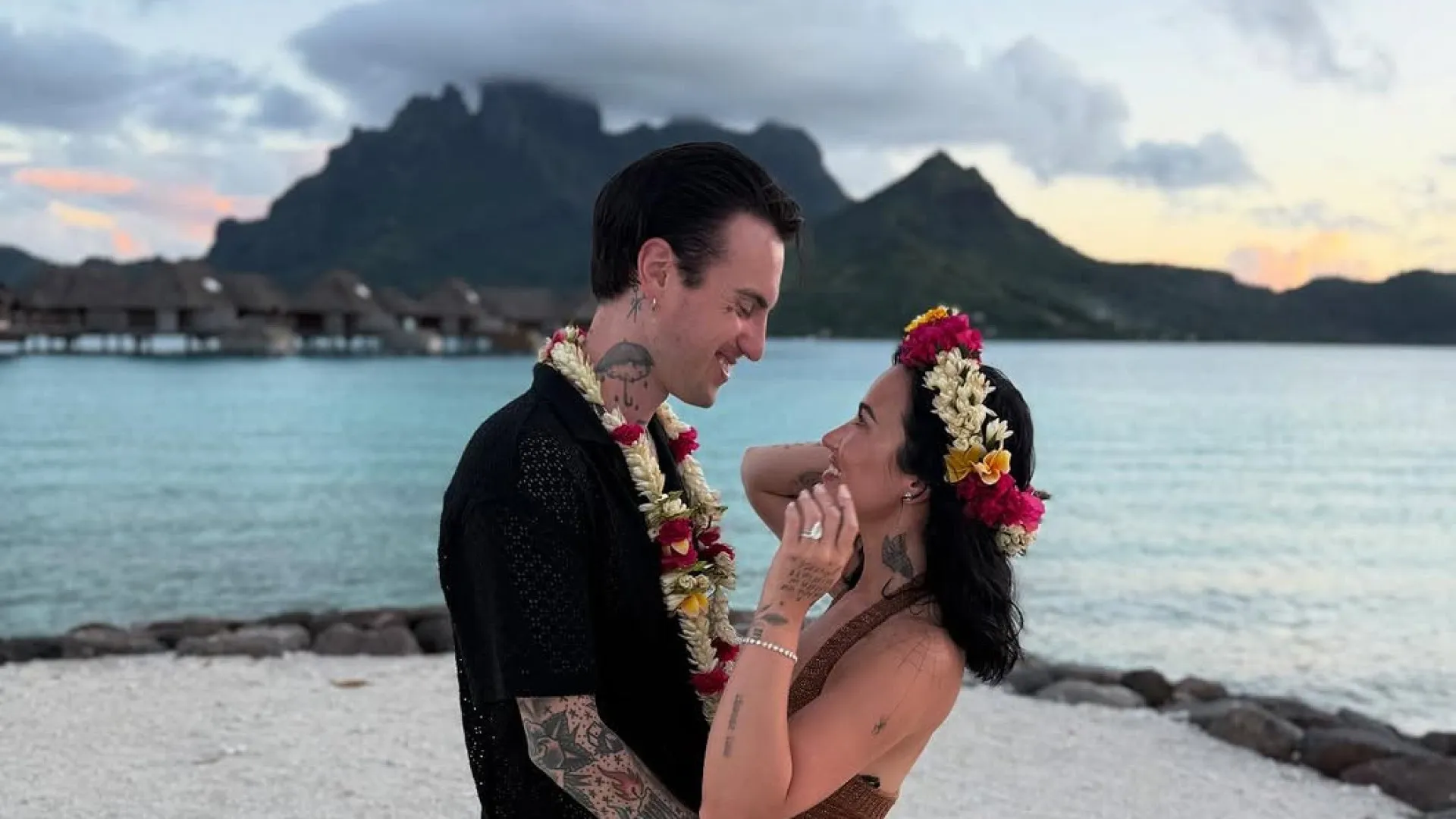 Demi Lovato curte lua de mel em paraíso com o marido; veja as fotos