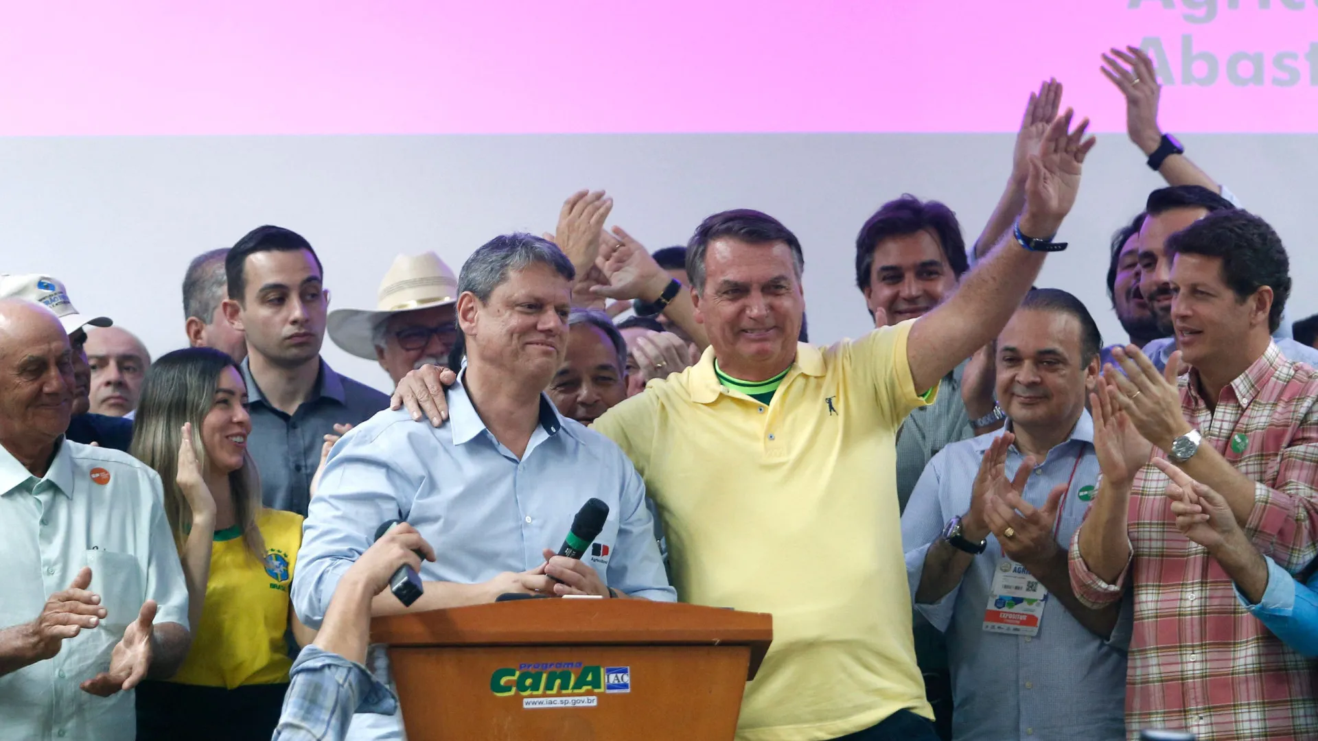 Tarcísio bajula Bolsonaro, repete bordão e solta um 'ihuuu' a pedido do ex-presidente