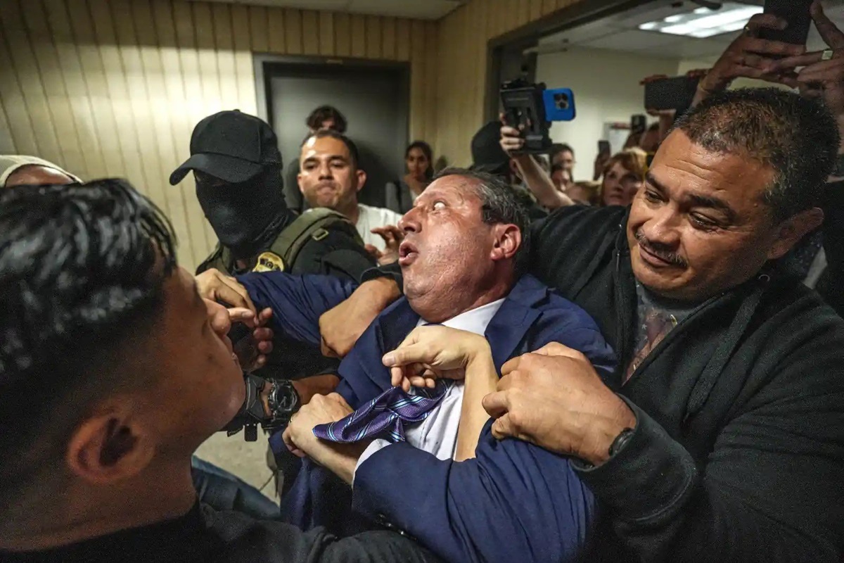 Trump aumenta tensões políticas ao prender autoridades democratas
