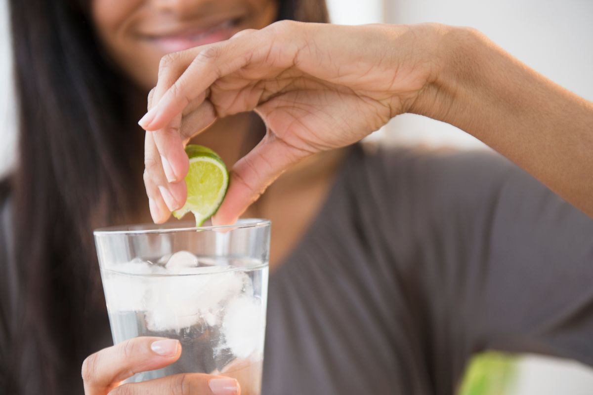 Suco de limão de manhã é uma boa ideia? Veja alertas de nutricionistas