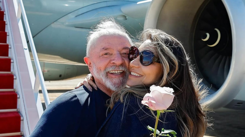 Janja recebe Lula com flor após viagem ao Canadá: "Bem-vindo"