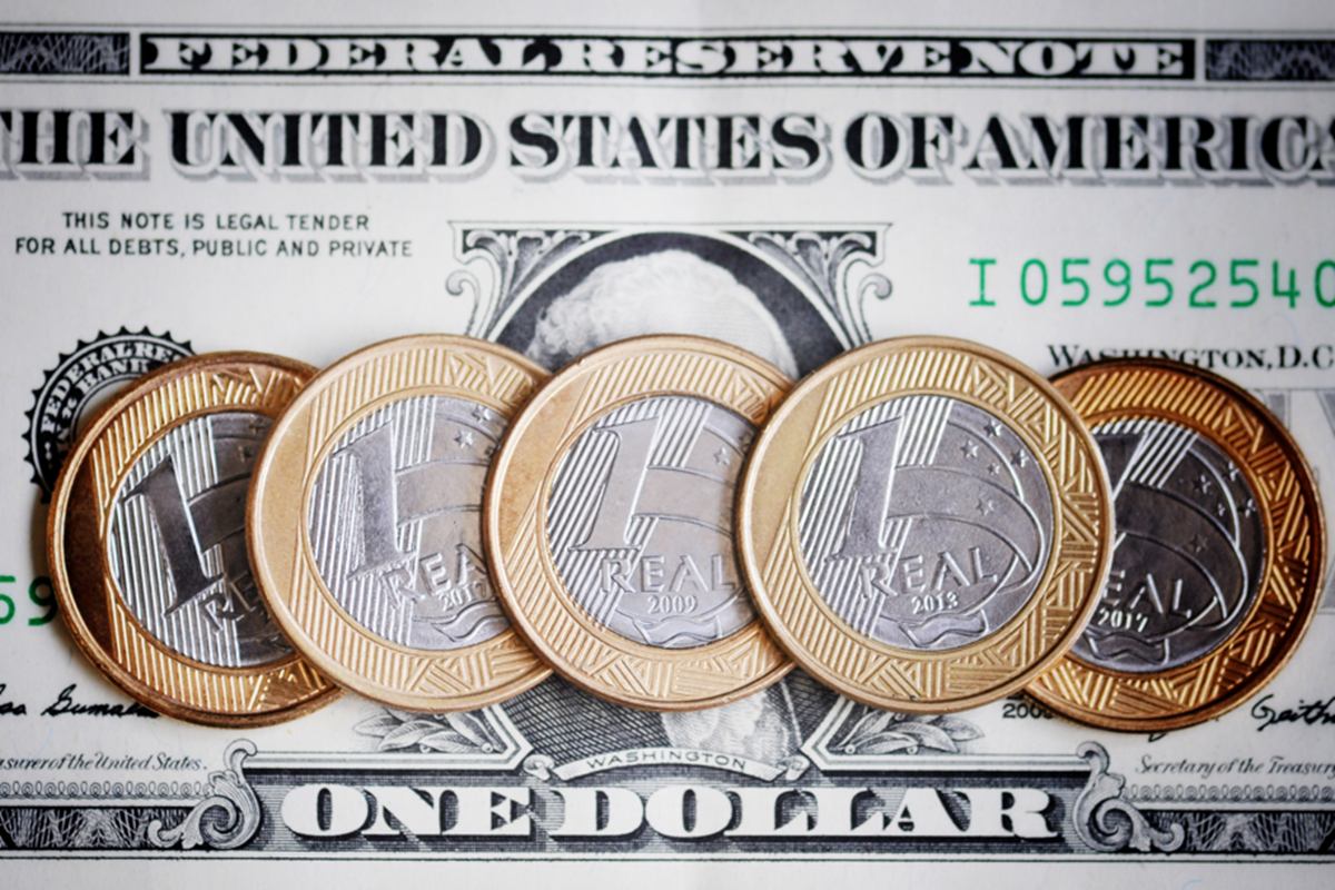 Dólar fica estável com mercado à espera dos juros no Brasil e nos EUA