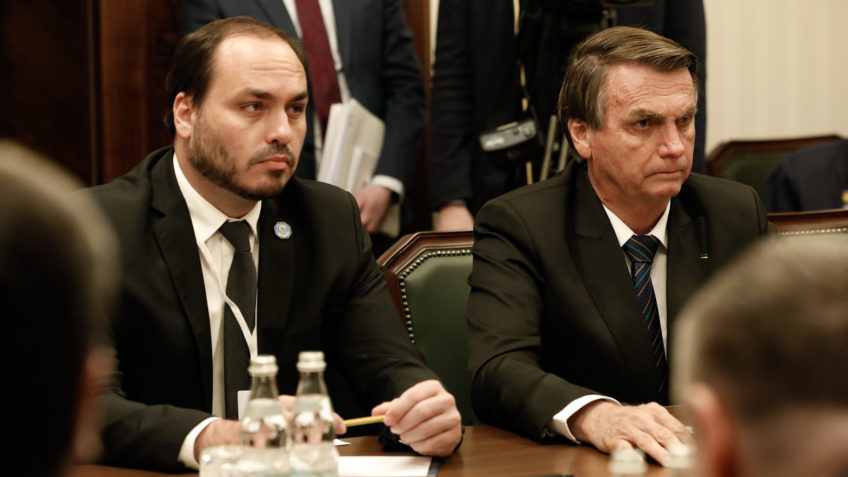 Jair e Carlos Bolsonaro escolheram alvos da "Abin paralela", diz PF