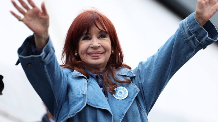 Vamos voltar, diz Cristina Kirchner a manifestantes em Buenos Aires