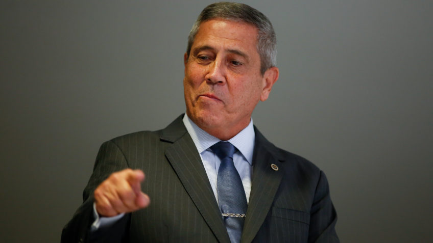 Grupo liderado por Braga Netto tentou obter delação de Cid, diz PF