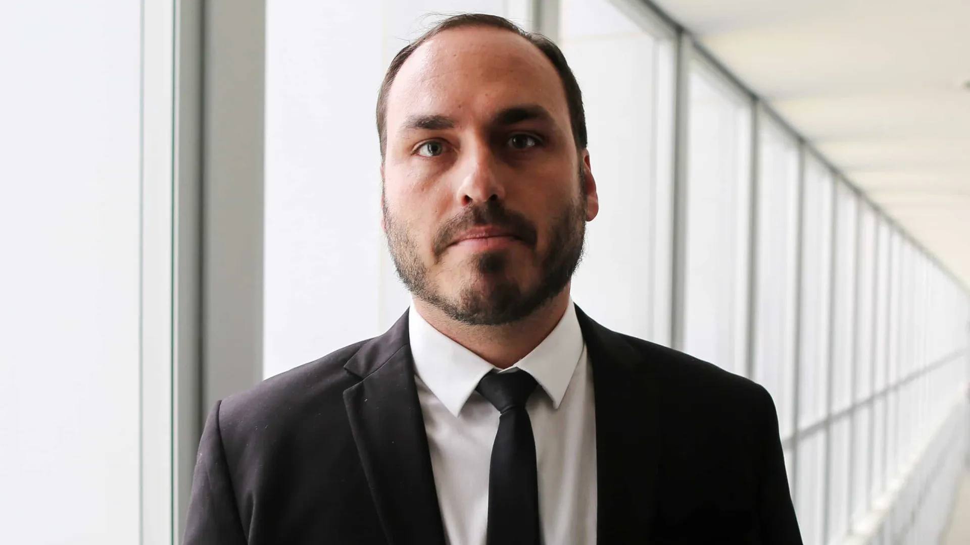 Carlos Bolsonaro comandou estratégia de desinformação e articulou estruturas clandestinas, diz PF