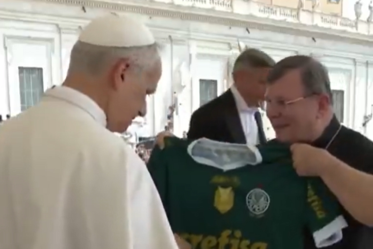 Papa recebe suposta camisa falsificada do Palmeiras e web reage. Vídeo