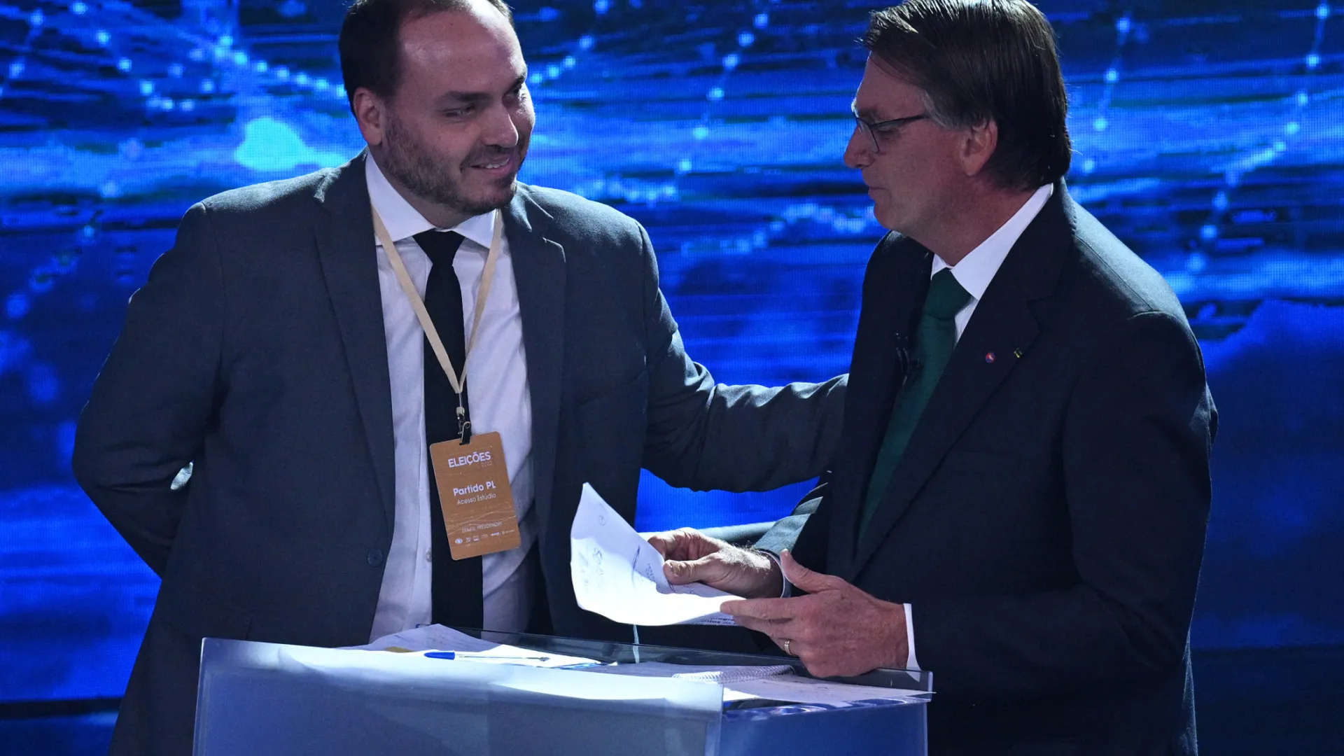 Bolsonaro e Carlos, seu filho '03', chefiaram 'Abin paralela', aponta PF
