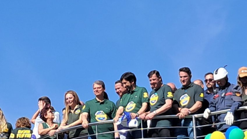 Tarcísio e Nunes participam de Marcha para Jesus em carro abre-alas