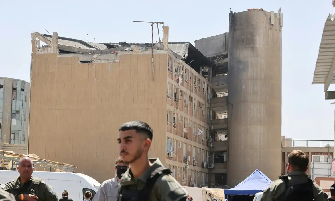 Israel ataca usina nuclear do Irã; míssil atinge hospital israelense