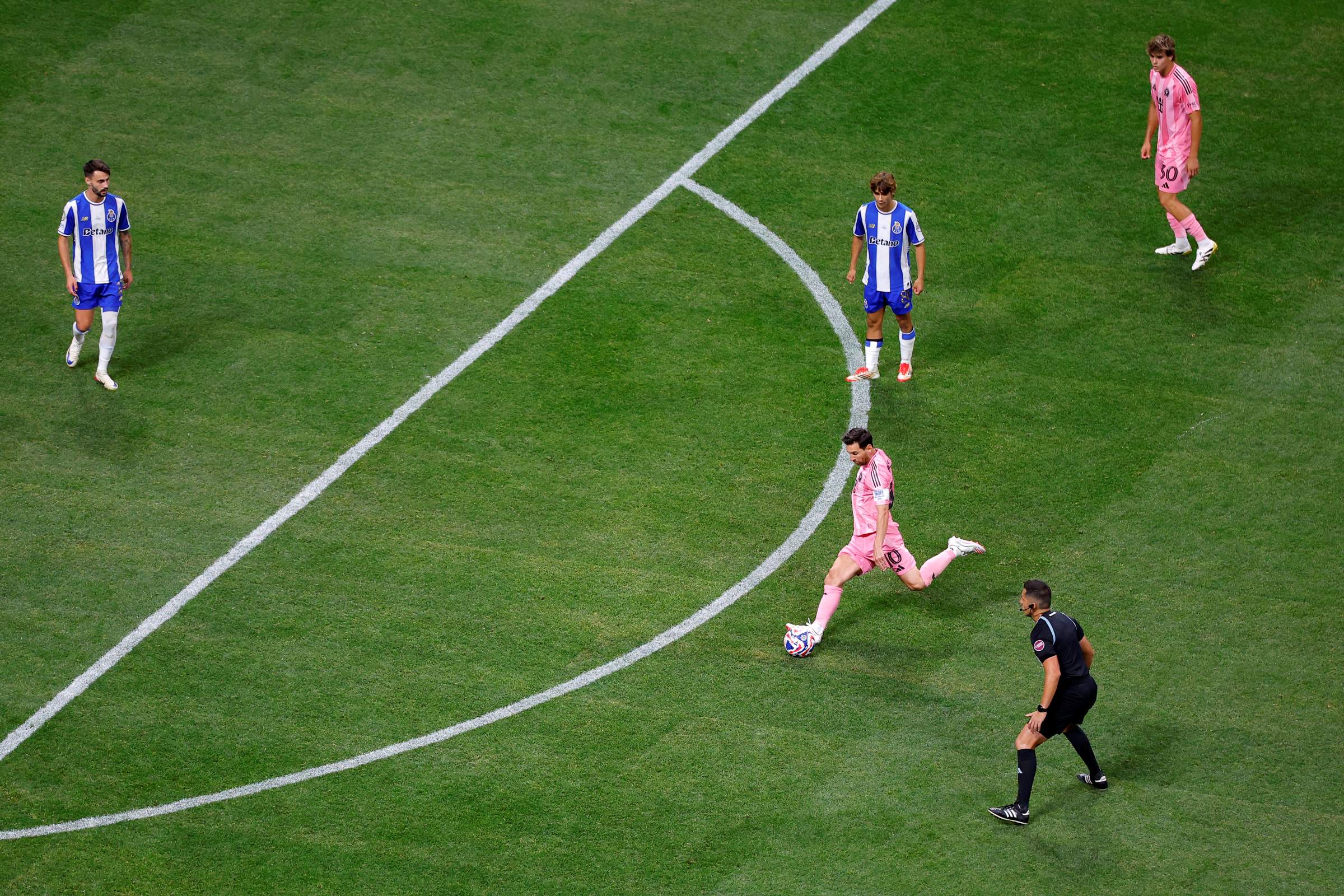 Inter Miami vence Porto de virada com golaço de Messi. Assista