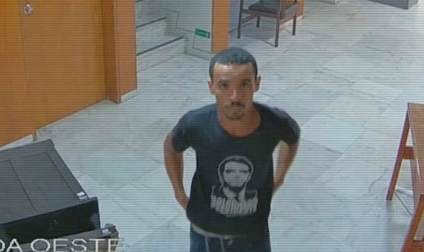 Homem que quebrou relógio no 8 de Janeiro é solto
