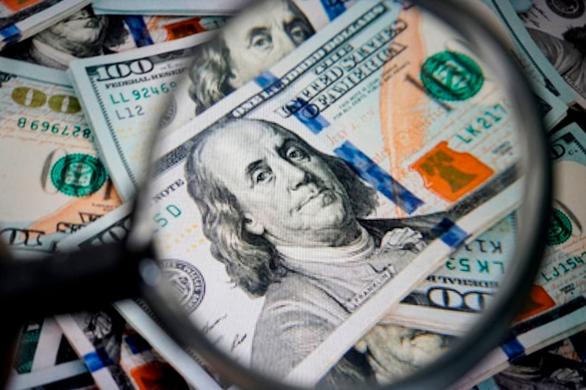 Dólar abre em baixa em 1ª sessão pós-Copom e com guerra no radar